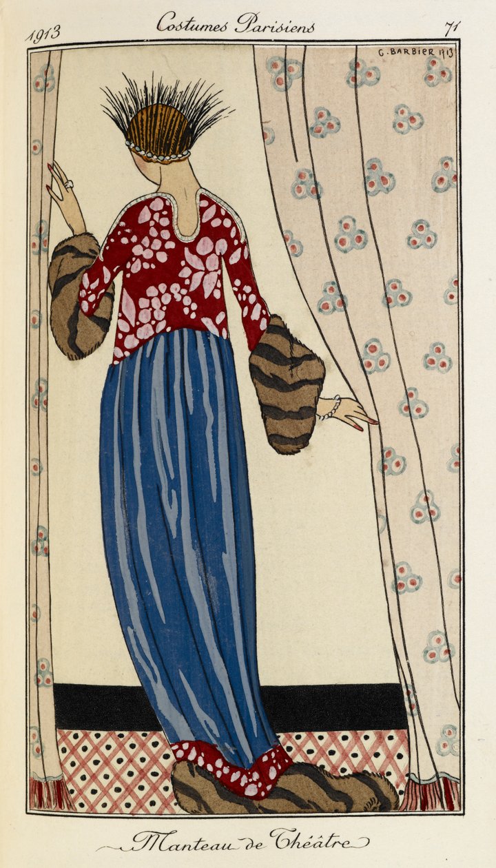Manteau de Théâtre. Kostymer Parisiens nr.71. Kvinnan bär en röd mönstrad klänning med en blå kjol trimmad med päls. Hon har också en fjäderklädd huvudbonad i svart och silver. av Georges Barbier