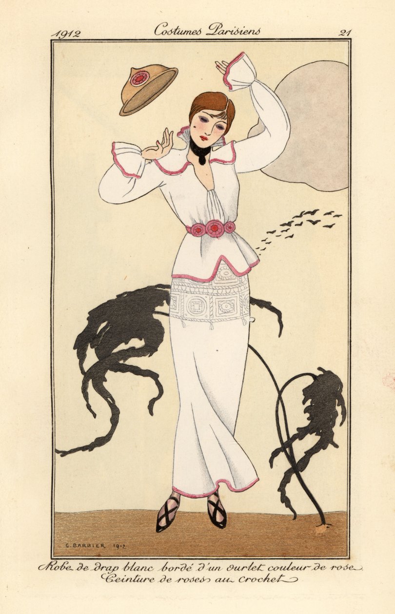 Kvinna i vit ullklänning med rosa kant, bälte av virkade rosor, tappar hatten i vinden. Robe de drap blanc borde d