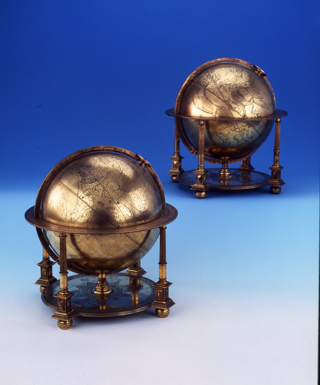 Ett par jordglober, jordnära och himmelska, bärande Tughra och latinsk inskription av Sultan Murad III, 1579 av Gerardus Mercator