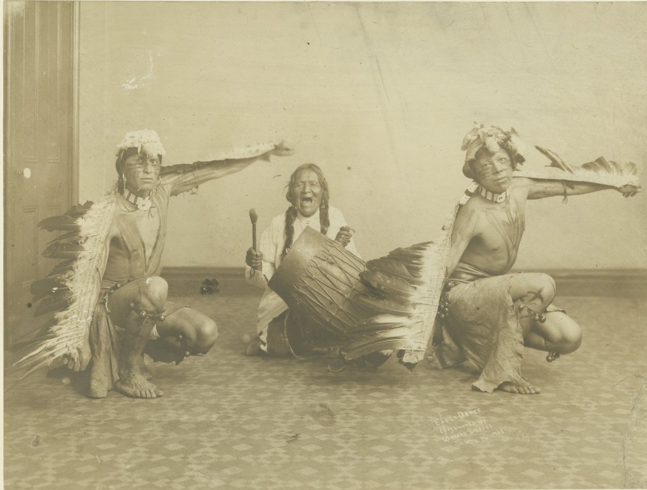 Three Performers av Gerhard Sisters Studio