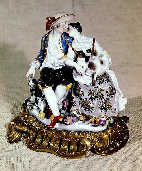 Meissen-figurer av en herde och en herdekvinna, monterade i Louis XV-stil med ormolu-formade rullbottnar (porslin). av German School