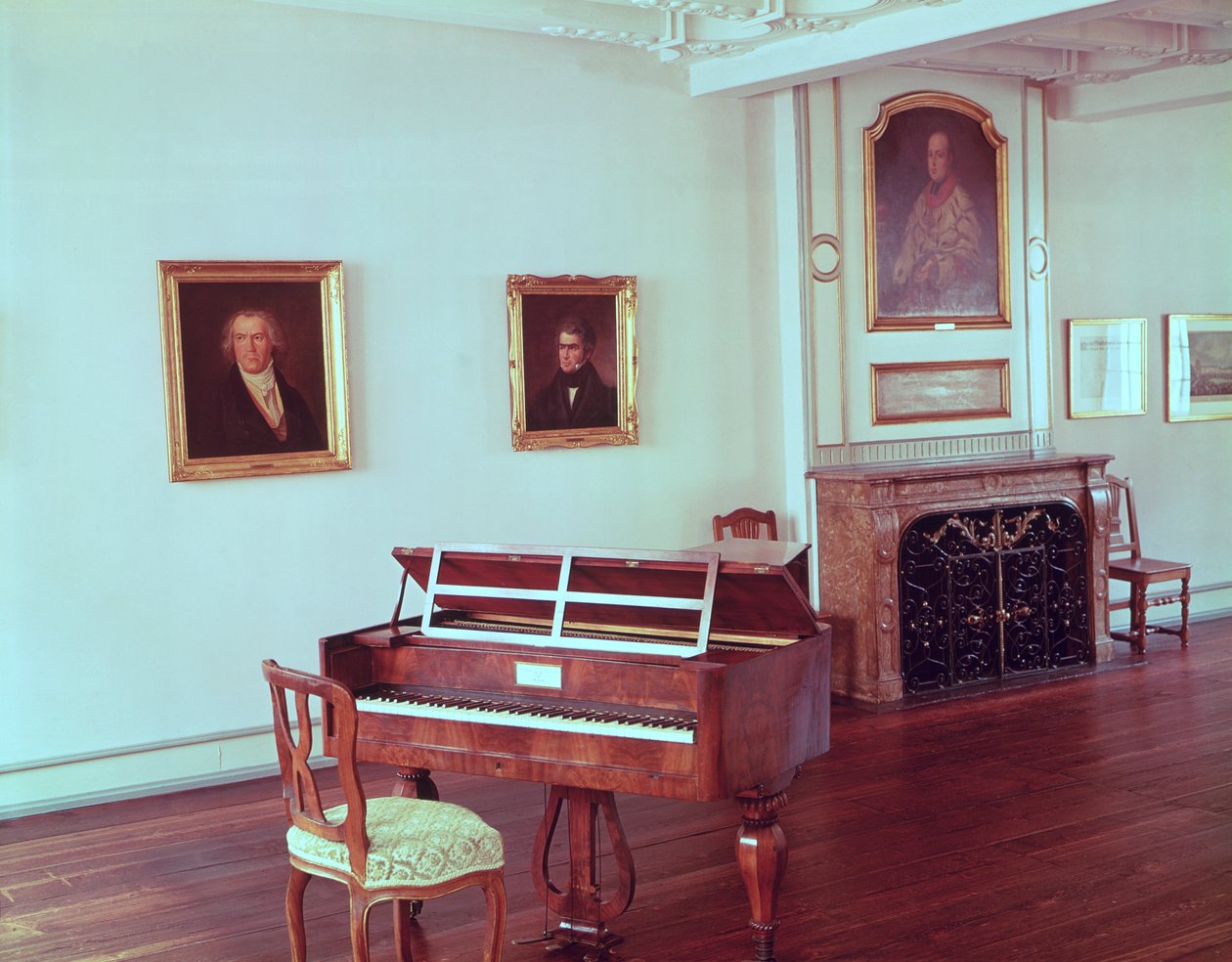 Utsikt över ett rum med en flygel som tillhör Ludwig van Beethoven (1770-1827) av German School