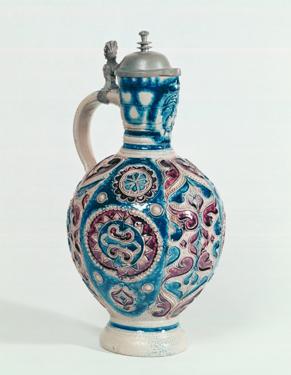 Westerwald kanna, ca 1640-60 (stengods med gjuten dekor) av German School