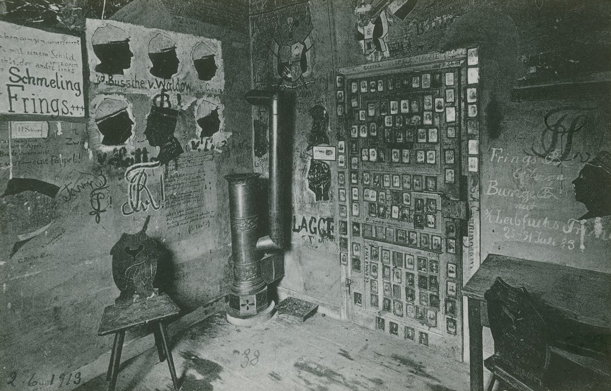 Ett rum med väggar täckta av graffiti som refererar till viktiga samtida personer som Bussche och Waldow. Vykort skickat 1913. av German Photographer