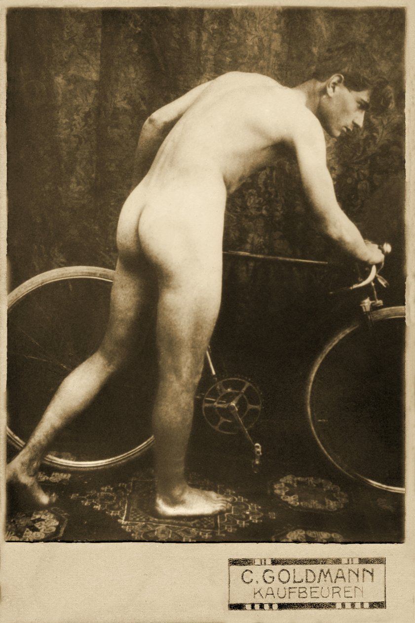 Kabinettkort av en naken cyklist, ca 1898 (Sepiafoto) av German Photographer