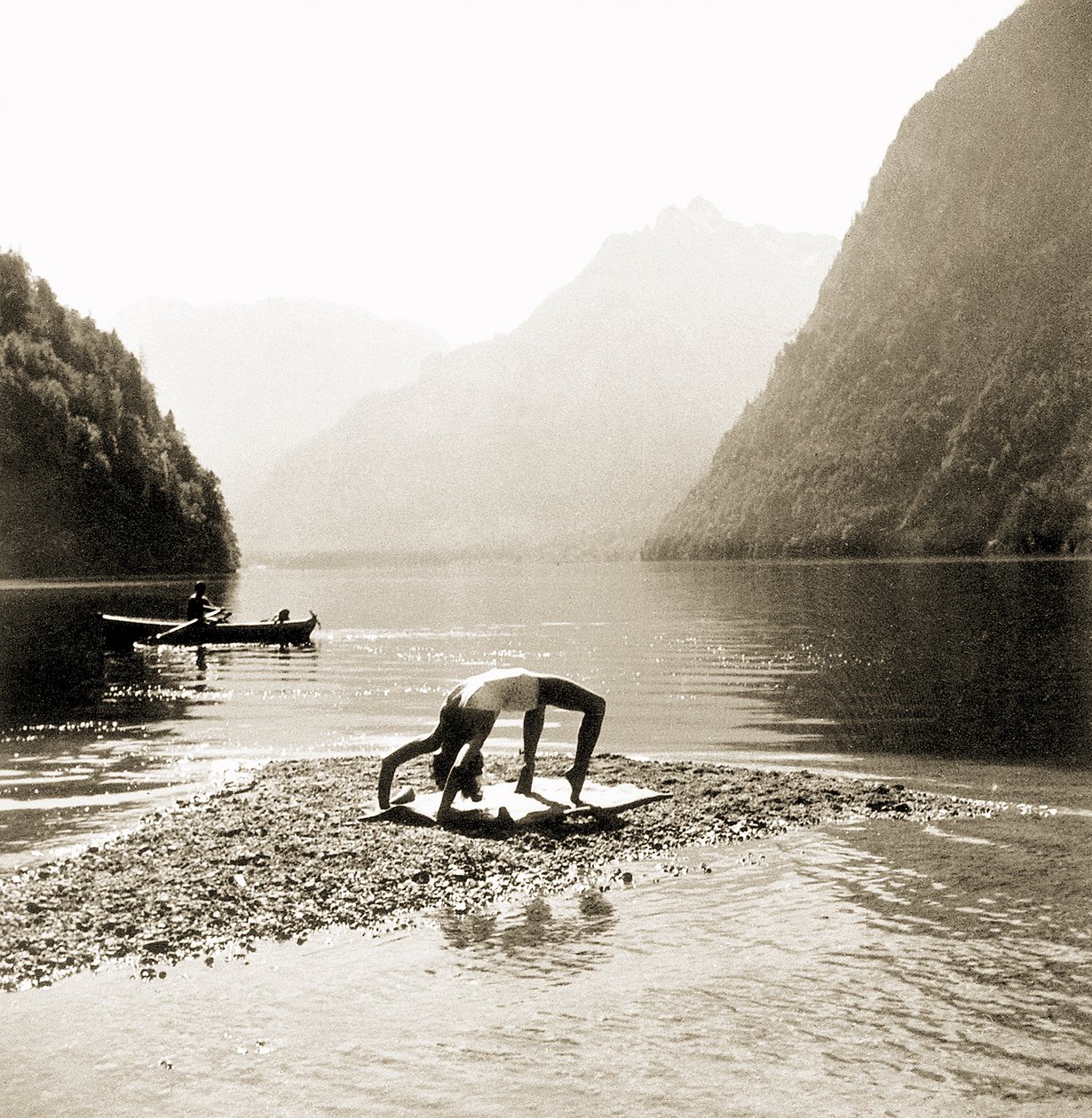 Eva Braun i baddräkt tränar vid Koenigssee av German Photographer