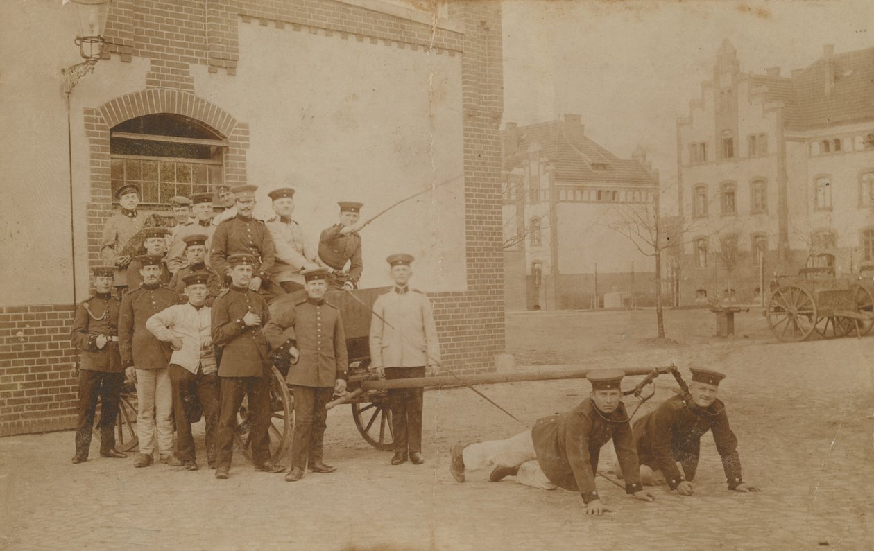 Tyska soldater drar vagn (kanon). Vykort skickat 1913. av German Photographer