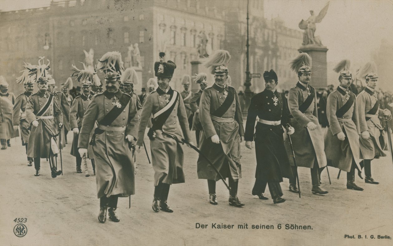 Kejsar Wilhelm II av Tyskland med sina sex söner. Vykort skickat 1913. av German Photographer