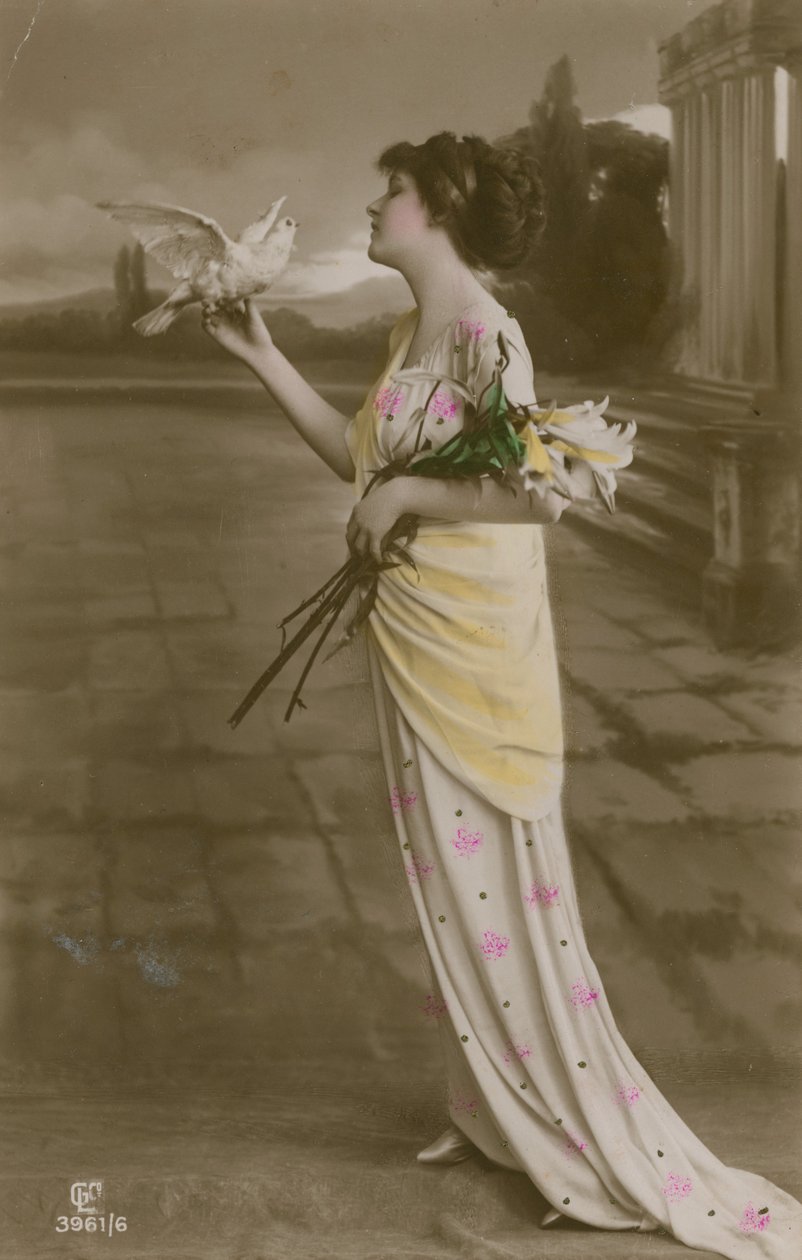Vykort av en vacker flicka med liljor och en duva, skickat 1913 (handkolorerat foto) av German Photographer