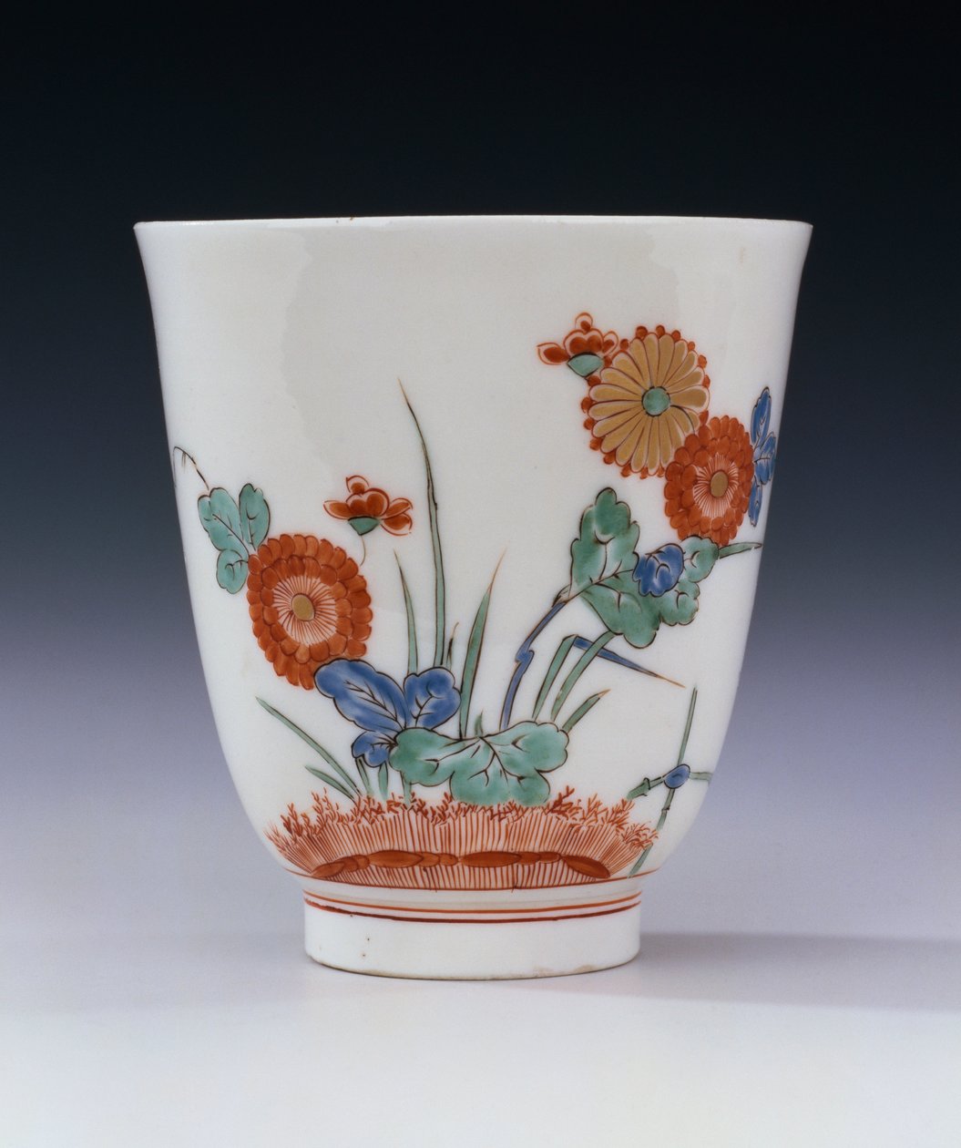 En Bottger Kakiemon utsvängd bägare målad med krysantemum och gräs, ca 1725 av German School
