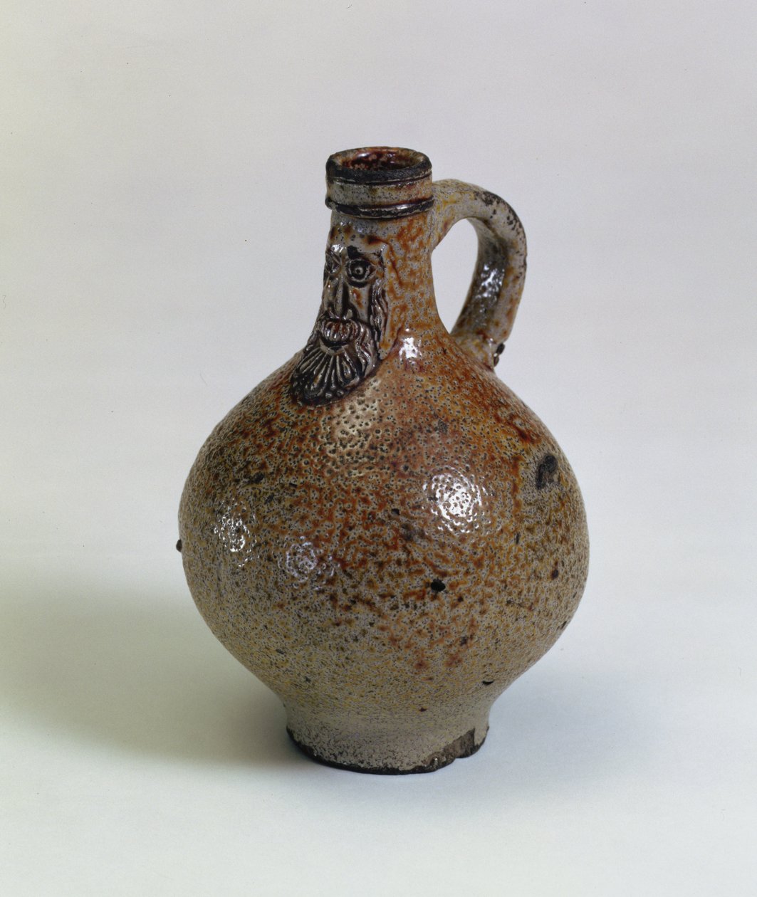 Bartmannkrug eller Bellarmine vinflaska dekorerad med en applicerad skäggig ansiktsmask, Tyskland, ca 1630-40 (saltglaserat stengods) av German School