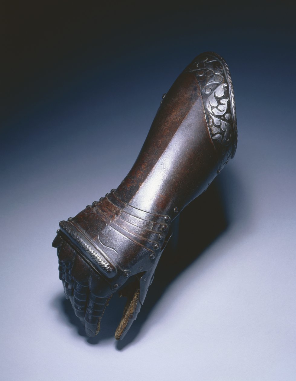 Svartvit armbågshandske för höger hand, c.1570 av German School