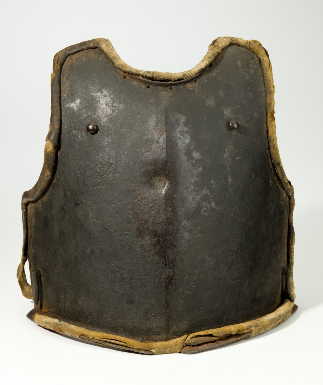 Bröstskydd, ca 1650-1700 (stål, färg, läder och tyg) av German School