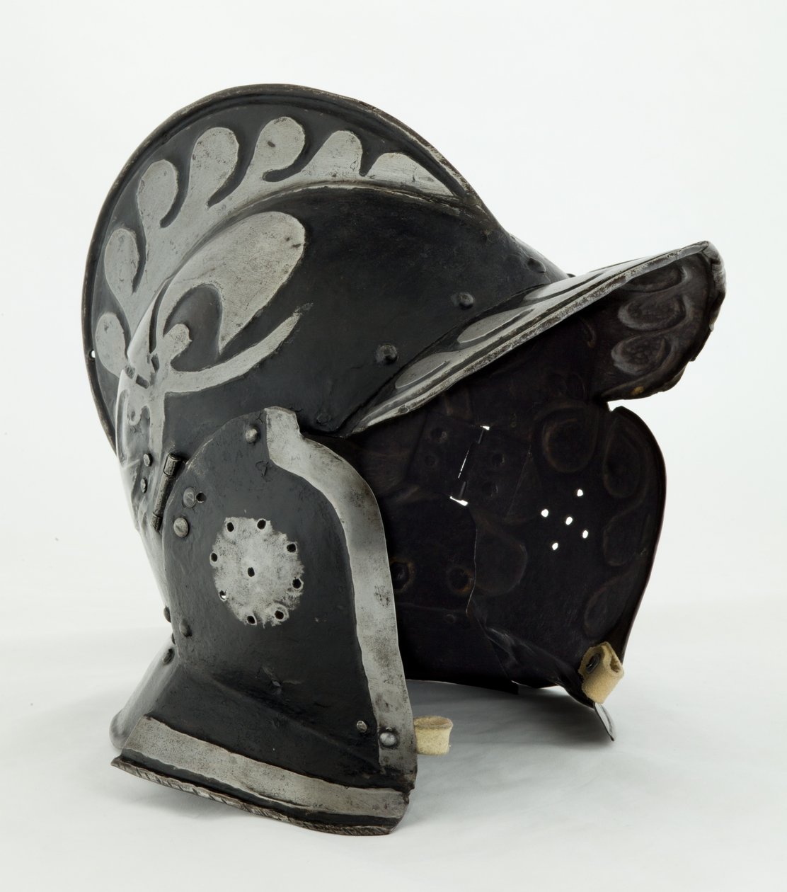 Burgonet, tidigt 1600-tal (stål och järn med svart färg och spår av läder) av German School