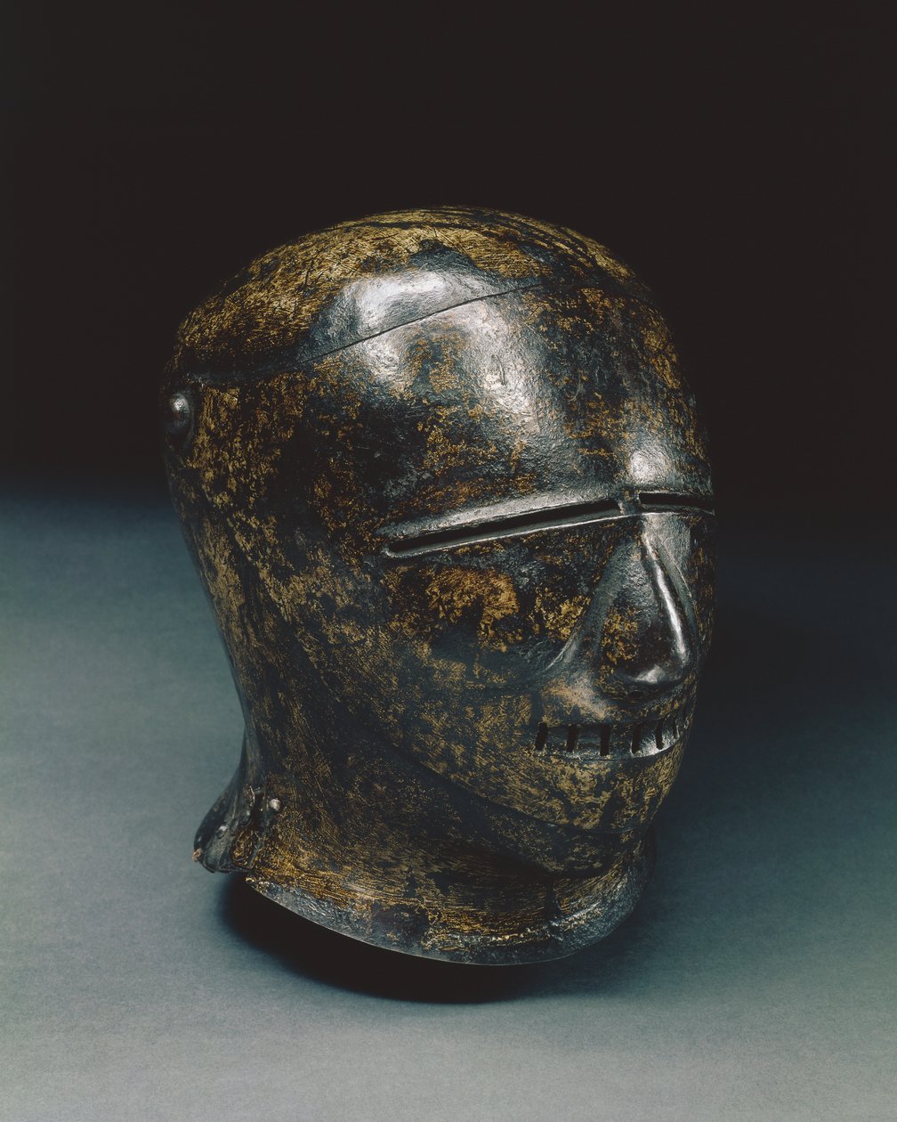 Stängd sallet med groteskt ansikte, eller Schembart-visir, Nürnberg, ca 1500 (målat stål) av German School