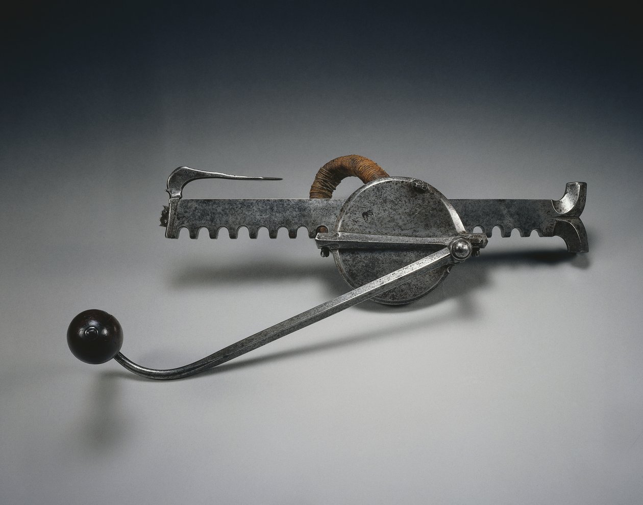 Cranequin, c.1528 (stål med linsnöre och trähandtag) av German School