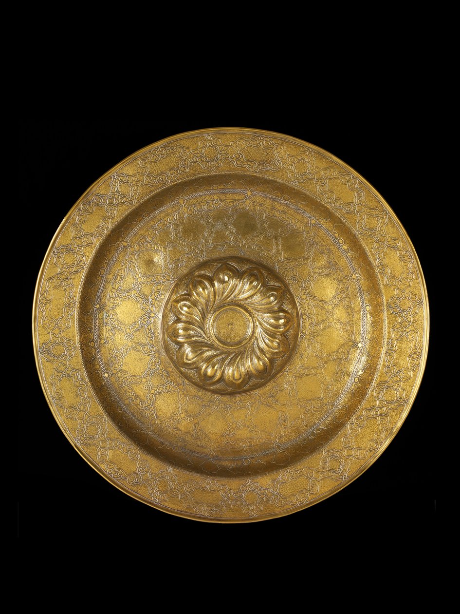 Fat av graverad mässing med silverinläggning, den centrala medaljongen omgiven av repouse spiralgadroons, 1500-1525 av German School