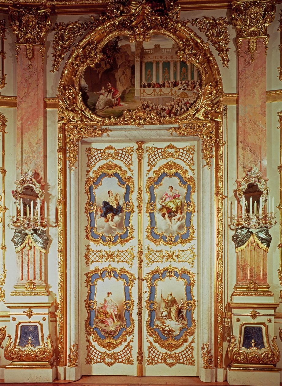 Porslinsrummets dörr med fyra paneler som föreställer klassiska scener av Meissen och en som föreställer en teaterproduktion av German School