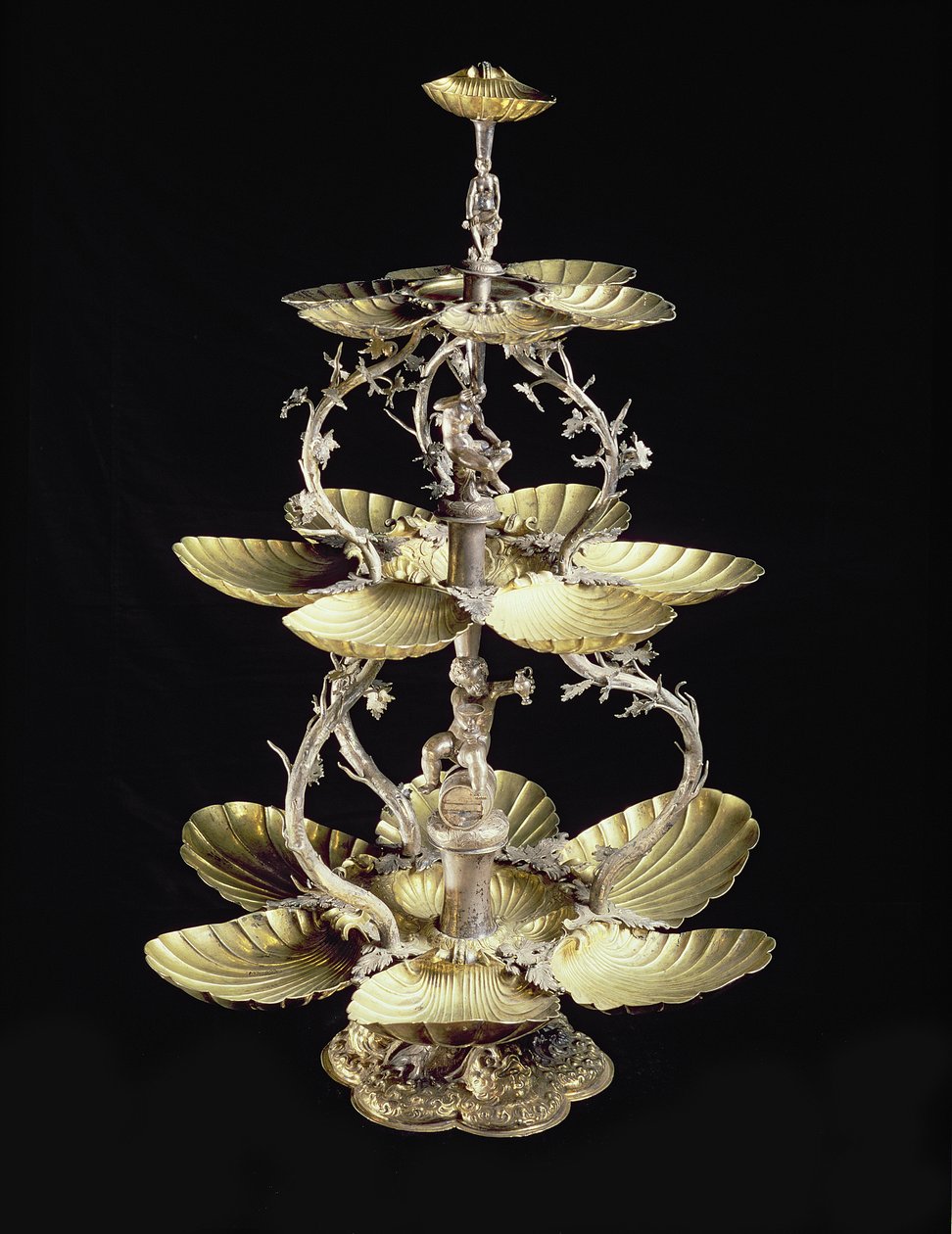 Präglat bordscentrum med skalformade fat av D.T. Moye, Hamburg, 1633-44 (förgylld silver) av German School