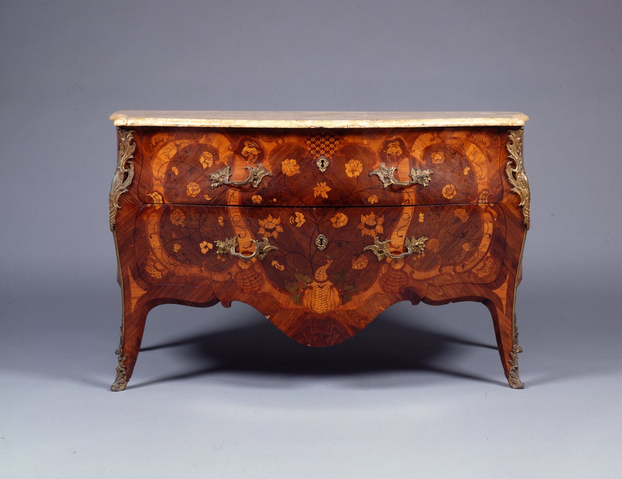 En av ett par intarsia- och parkettkommoder, ca 1765 (lackerad mässingsmonterad kingwood, amaranth, tulpwood & bois satine) (se även 463023) av German School