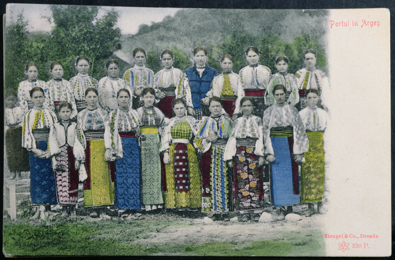 Vykort föreställande rumänsk traditionell klädsel i regionen Arges, ca 1900-10 av German School