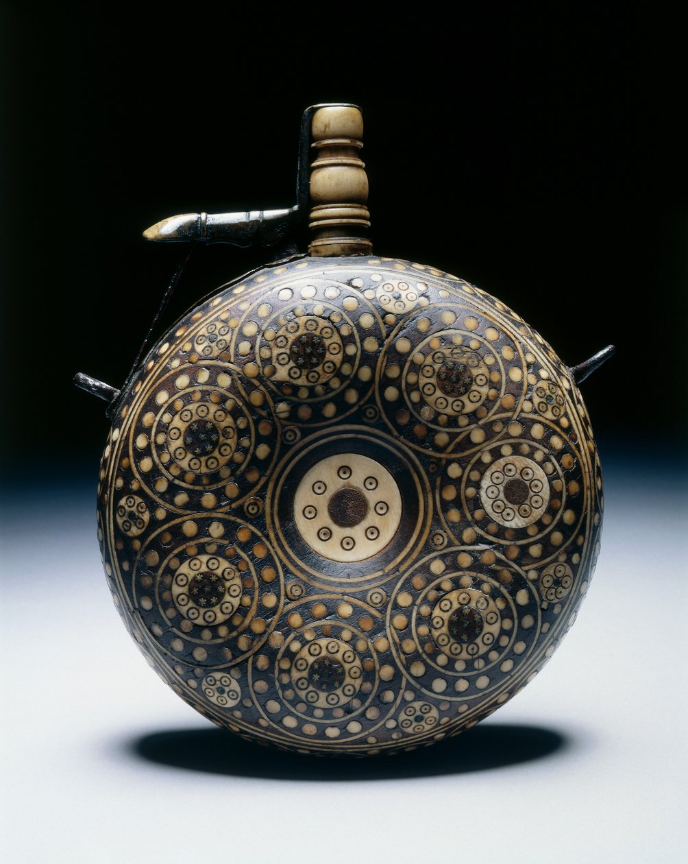 Pulverkolv, c.1620-50 (valnöt med horn, ben, mässing och järn) av German School
