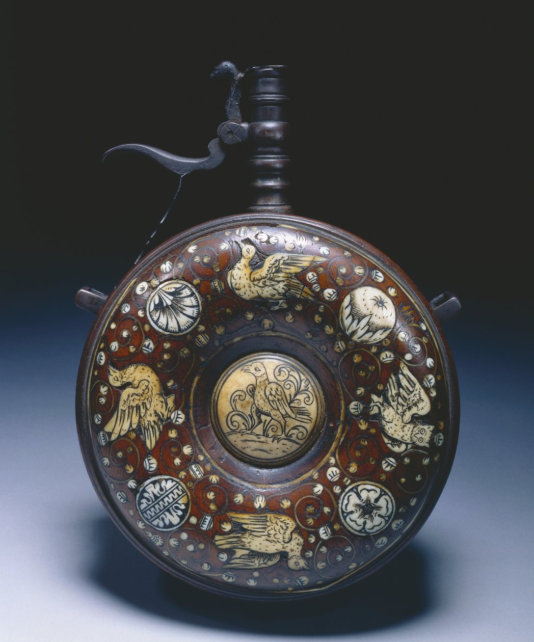 Pulverkolv, c.1620-50 (valnöt med elfenben och stål) av German School