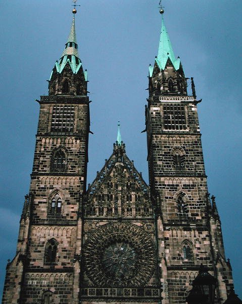 Rose fönster på västra fasaden av St. Lorenzkirk av German School