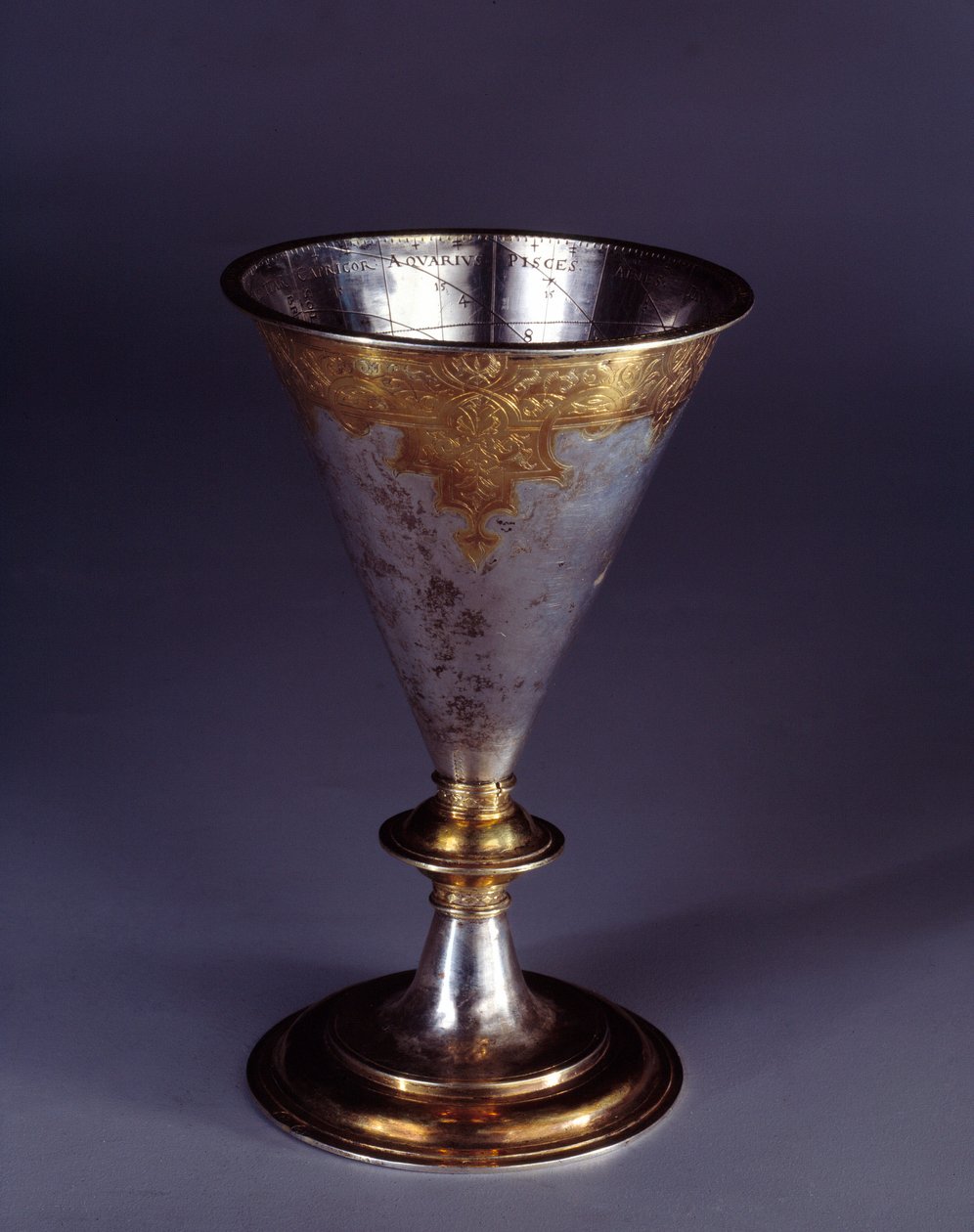 Vetenskapligt instrument: kalkformad solur i guldsilver. tysk skola. Sent 16:e början av 1600-talet Enouen, renässansmuseum av German School