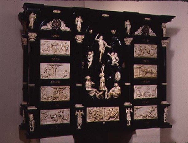 Sydtyskt konstkabinett, dekorerat med snidade figurer och plaketter, 1690 (eboniserat trä och elfenben) av German School