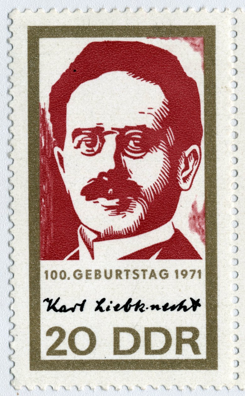Frimärke som representerar Karl Liebknecht (1871-1919), en tysk revolutionär kommunist, en av grundarna av spartakiströrelsen (spartakism eller tyska socialdemokratiska partiet). av German School