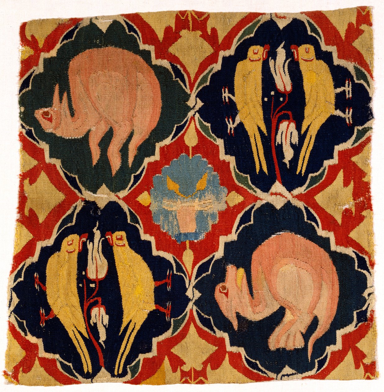 Gobelängfragment föreställande fåglar och odjur, från Franken eller Oberrhen av German School