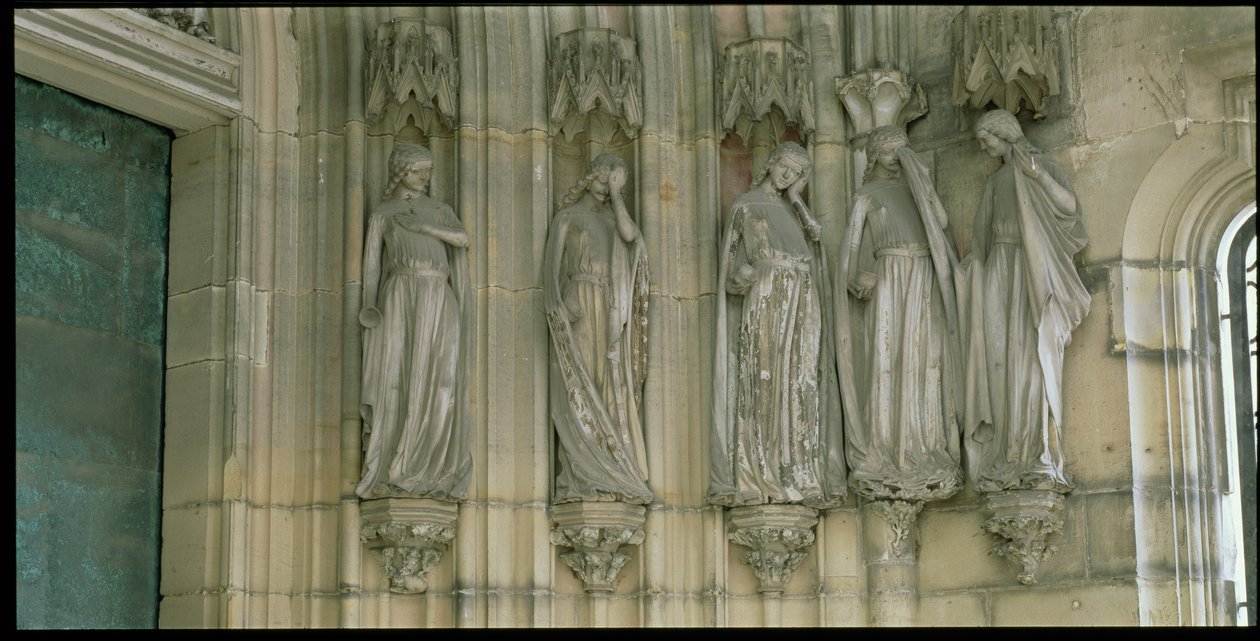De fem dåraktiga jungfrurna, jambfigurer från paradisportalen, figurer ristade ca 1250, veranda byggd ca 1350 (se även 173982 och 173984) av German School