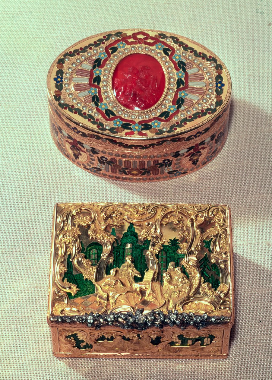 Topp: Guldsnusdosa inlagd med olika stenar med en cornelian cameo i mitten med amorini, möjligen av J. C. Neuber från Dresden. Nederst: Guldsnusdosa med figurgrupper i rokoko av German School