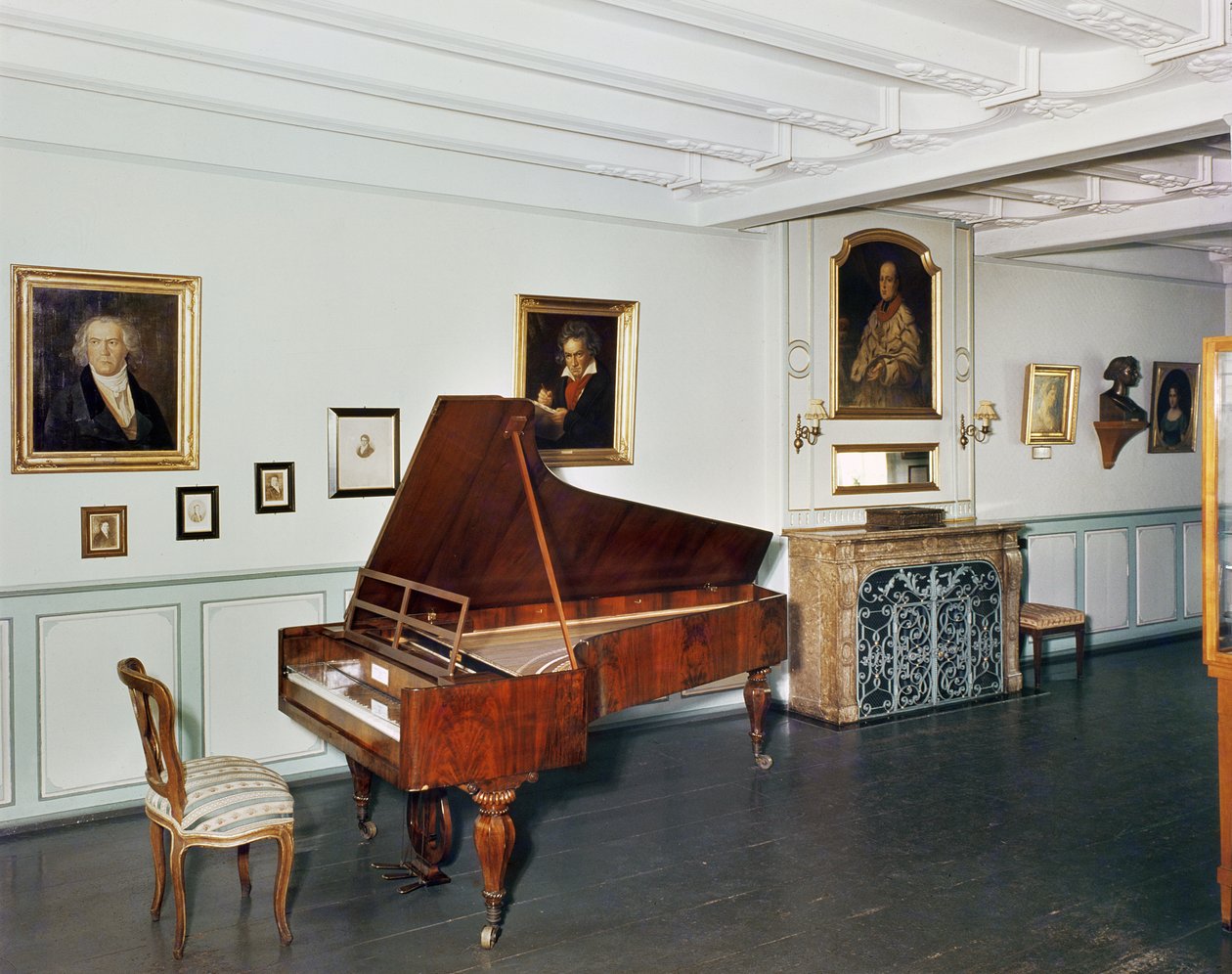 Utsikt över ett rum med en flygel som tillhör Ludwig van Beethoven (1770-1827) av German School