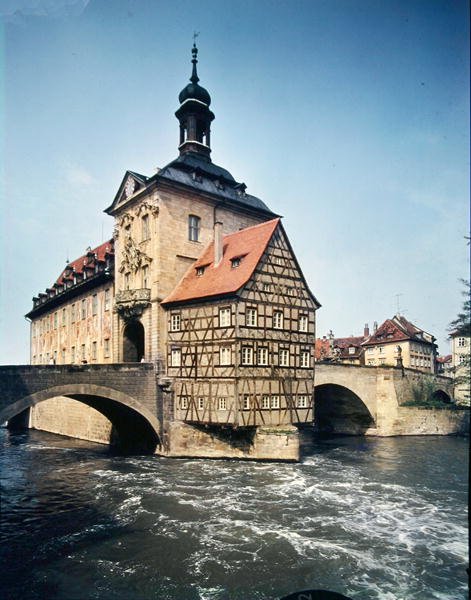 Utsikt över Altes Rathaus, ursprungligen byggt 1453 och ombyggt av J.M. Kuchel 1744-56. av German School