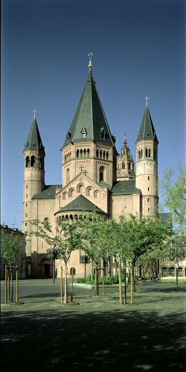 Utsikt över katedralen St. Martin och St. Stephan från nordost av German School