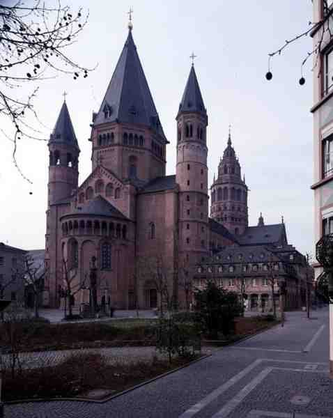 Utsikt över katedralen St. Martin och St. Stephan från nordost av German School