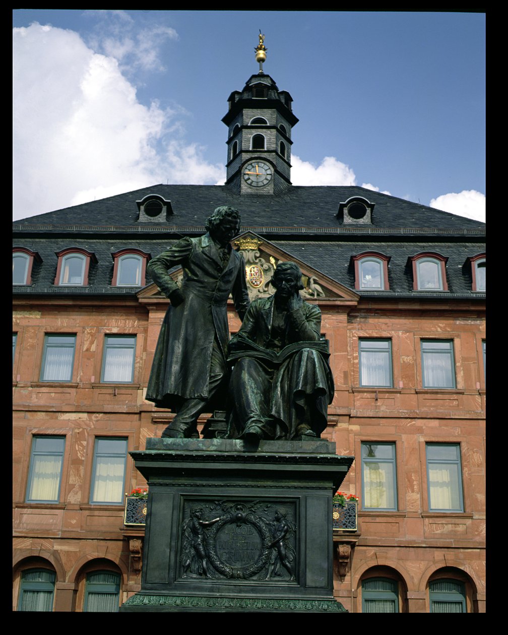 Utsikt över det nya rådhuset och monumentet för bröderna Grimm av German School