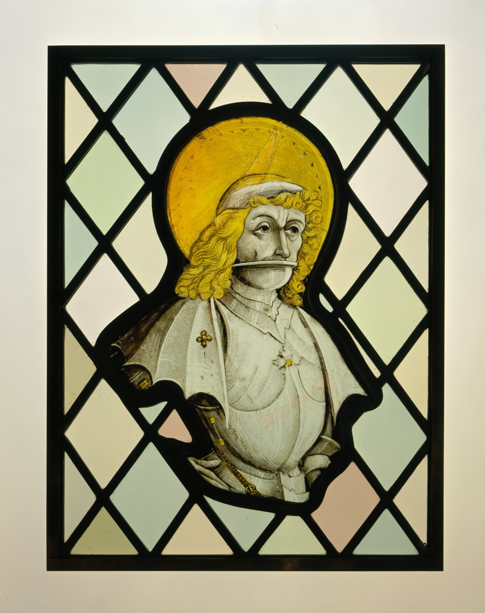 Fragment av fönsterpanel med bepansrat helgon av German School