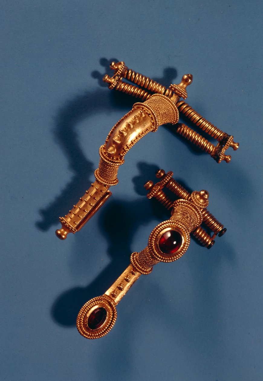 Två böjda broscher, från Hassleben, Thüringen (guld och ädelstenar) av Germanic