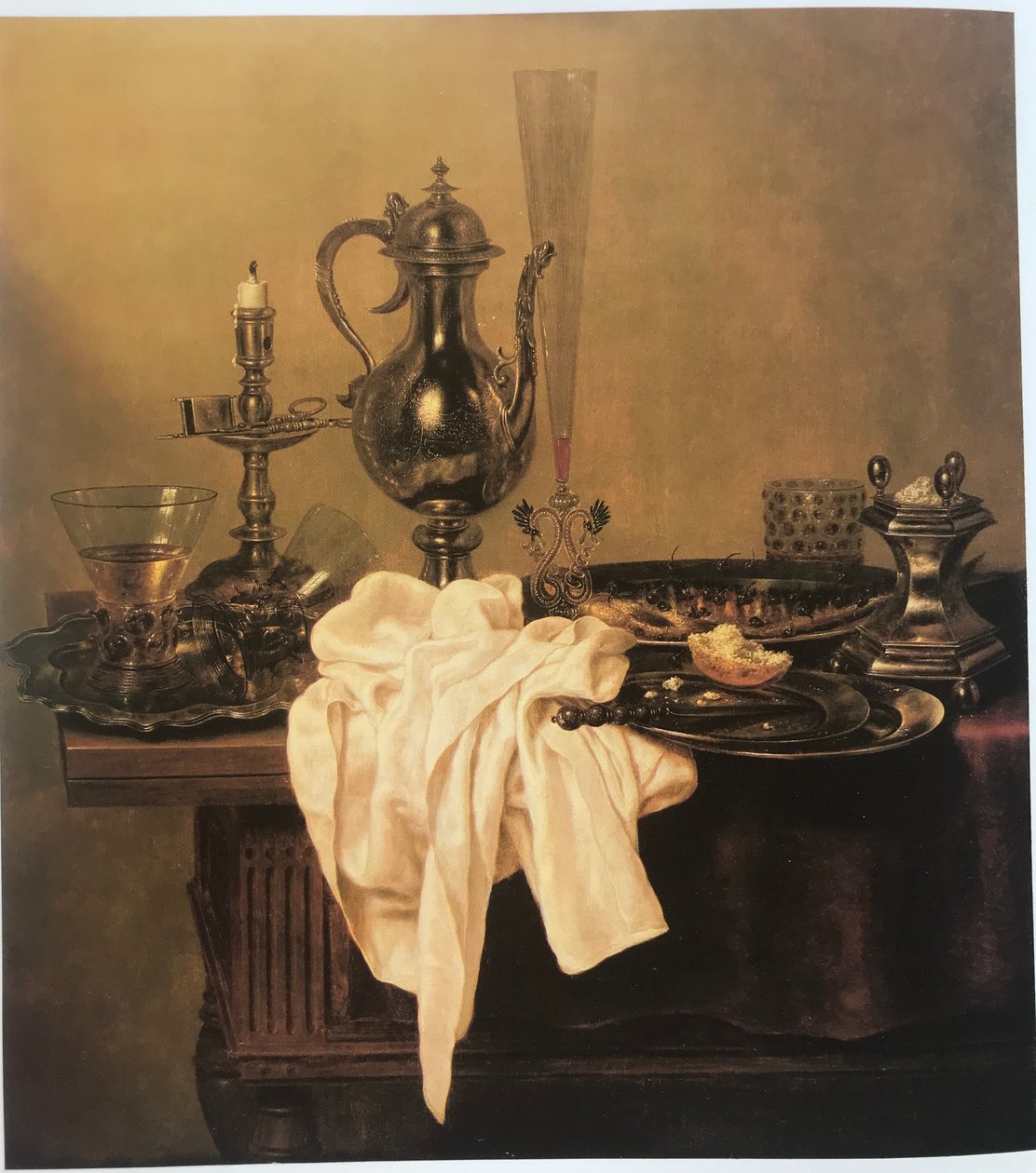 Stilleben med ewer, fat, ljusstake, saltkar och glas på ett bord av Gerret Willemsz Heda