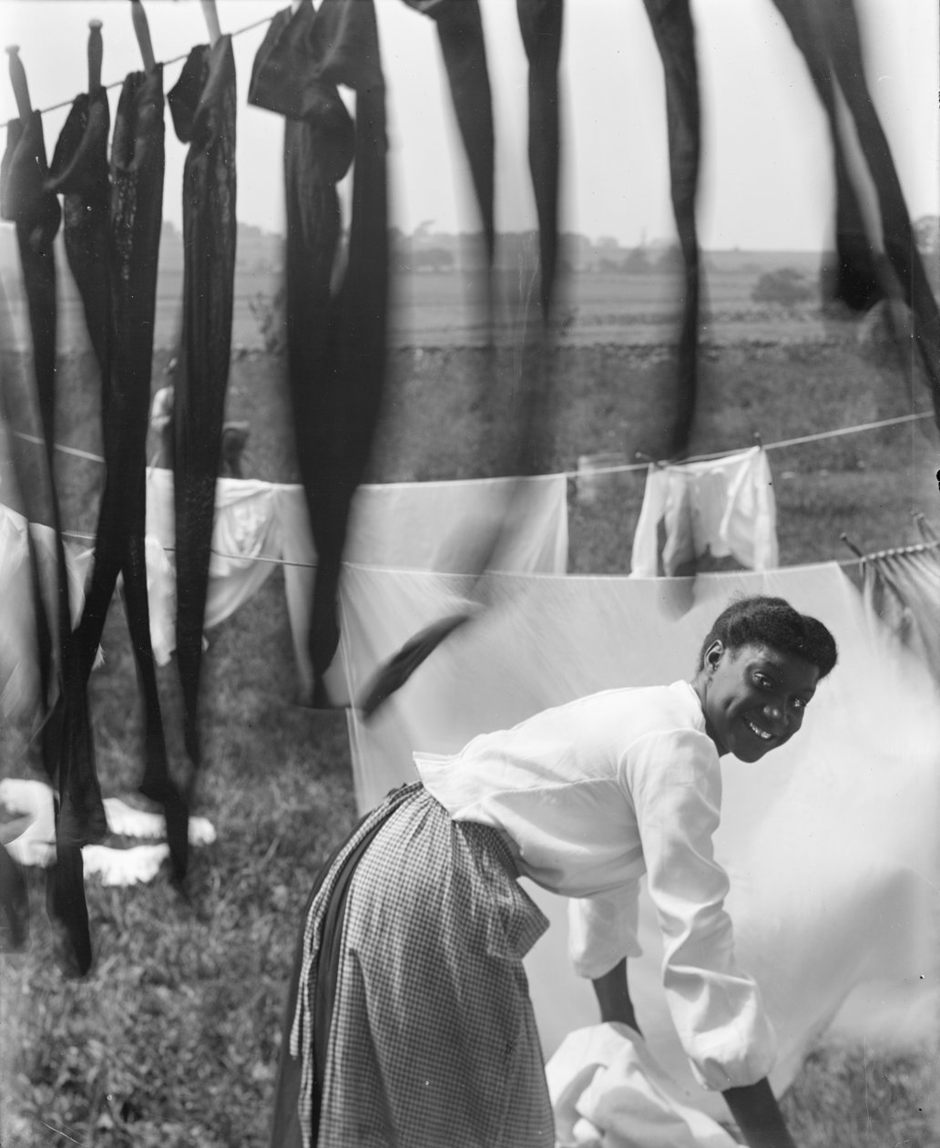 En ung afroamerikansk kvinna som hänger tvätten på tork i Newport, Rhode Island, ca 1902 (s/v foto) av Gertrude Käsebier