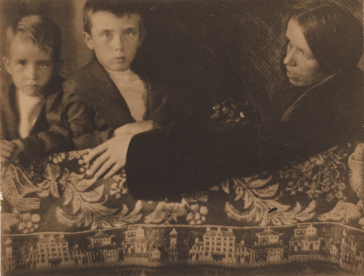Familjegrupp (Mrs White, Maynard  Lewis),ca. 1899 (foto) av Gertrude Käsebier