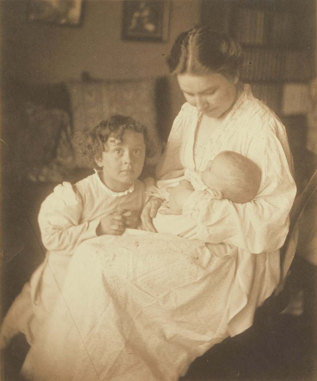 [Mor i morgonrock, sittande, med spädbarn och liten son] av Gertrude Käsebier