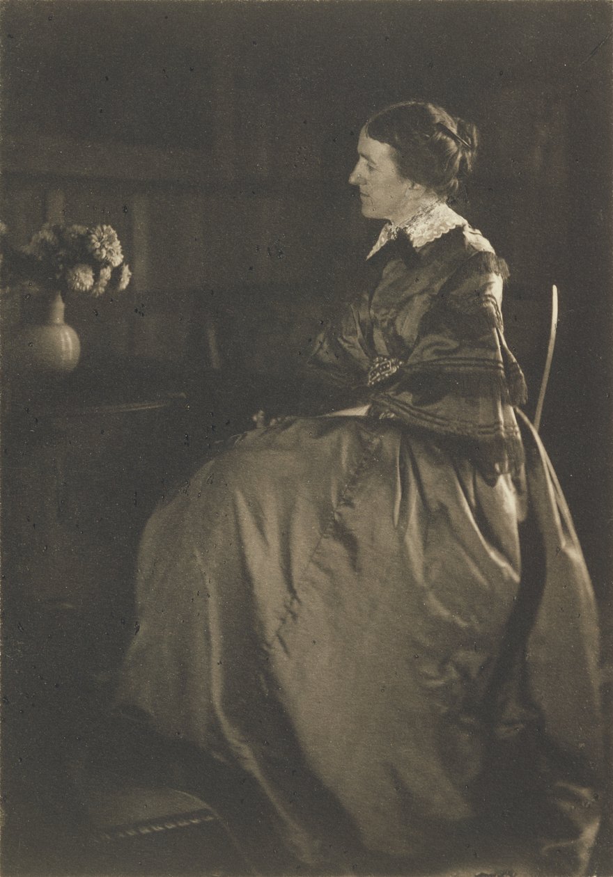 [Självporträtt med bord och blommor] av Gertrude Käsebier