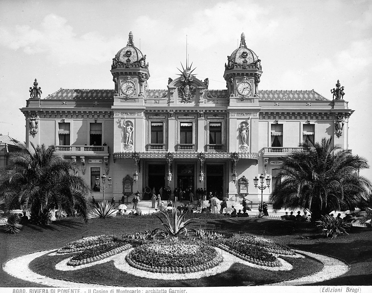Fasad av Monte Carlo Casino. En skara människor livar upp trappan vid entrén av Giacomo Brogi