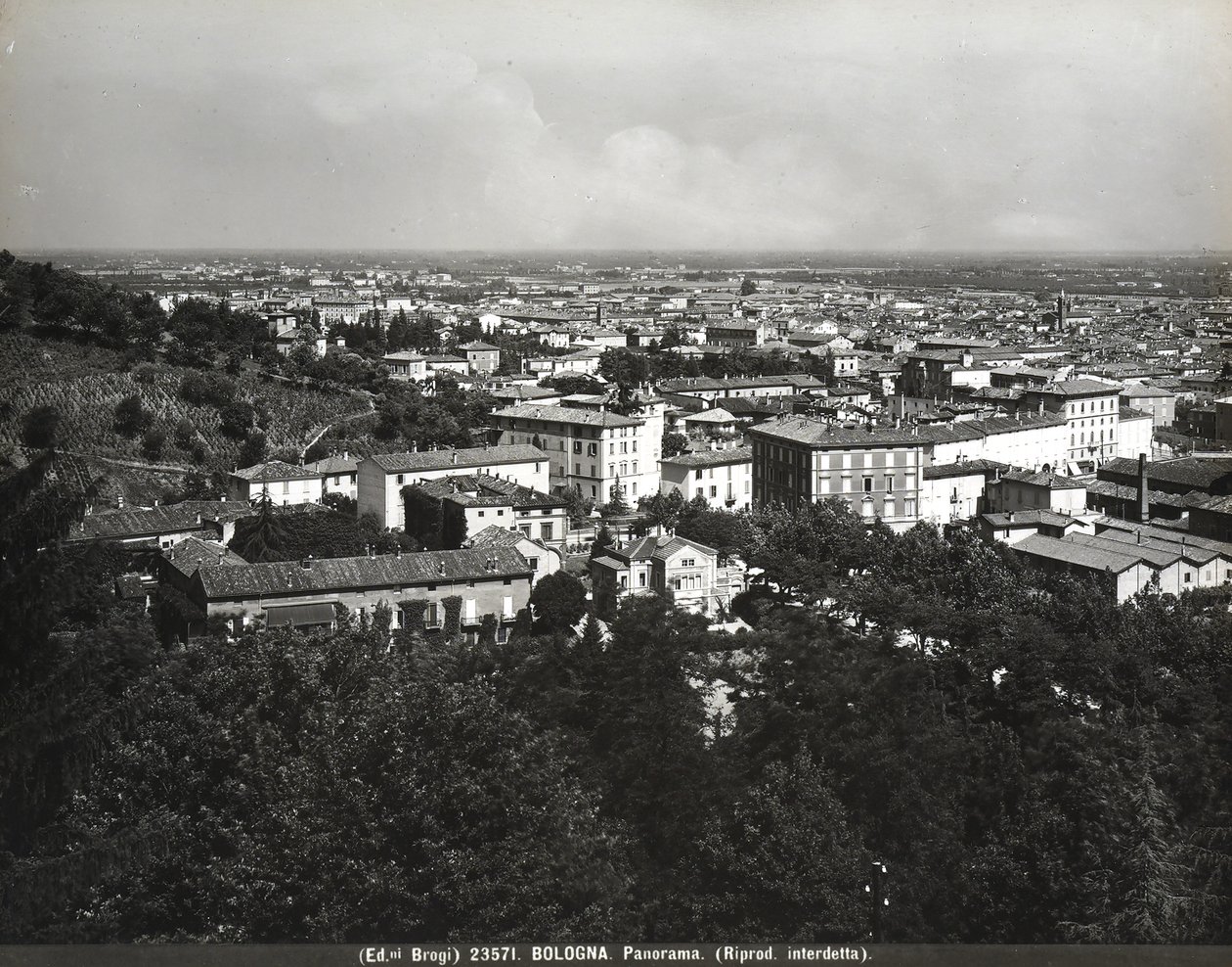 Panorama över Bologna med några fabriker och en kulle. av Giacomo Brogi