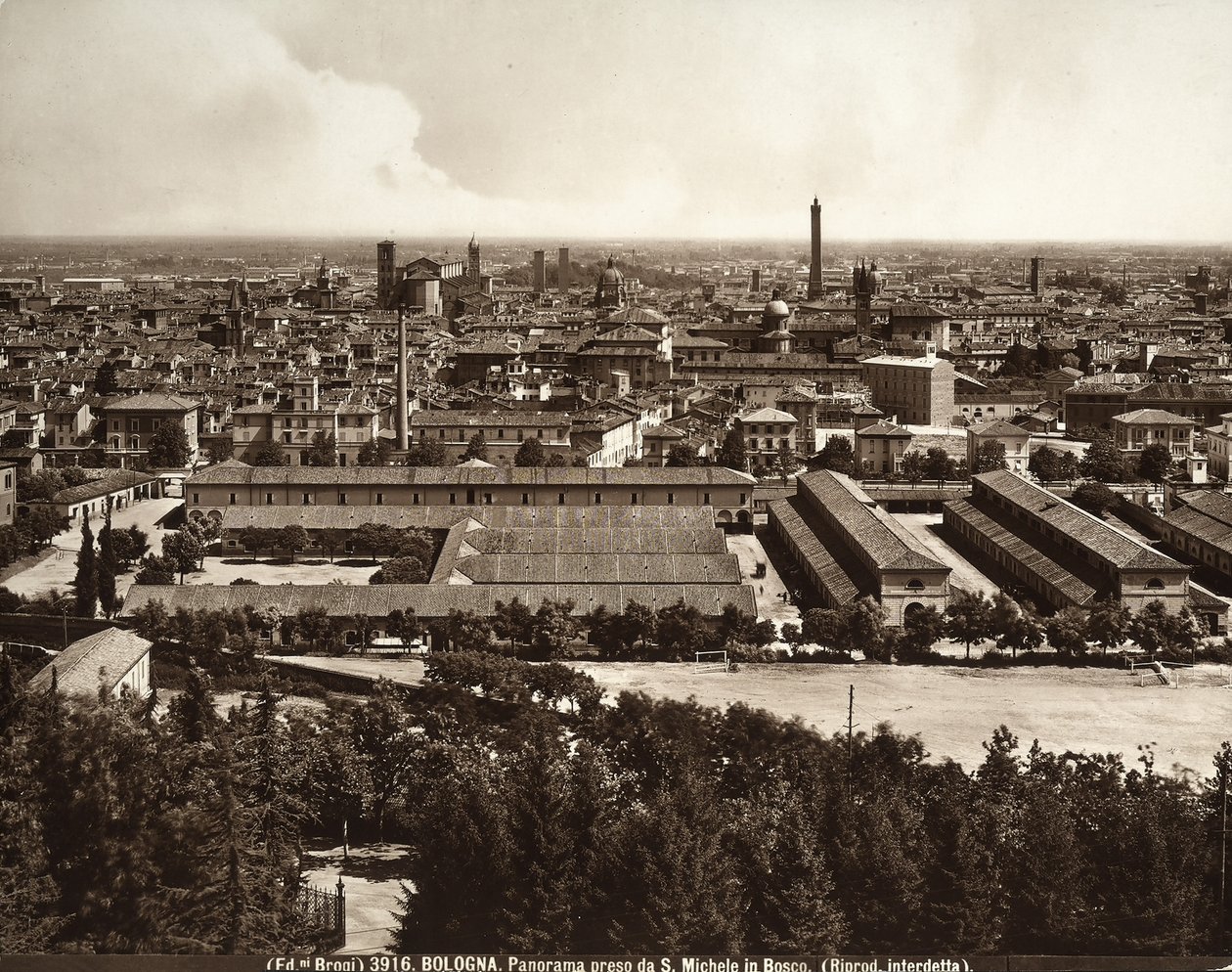 Panorama över staden Bologna: utsikt från San Michele i Bosco. av Giacomo Brogi