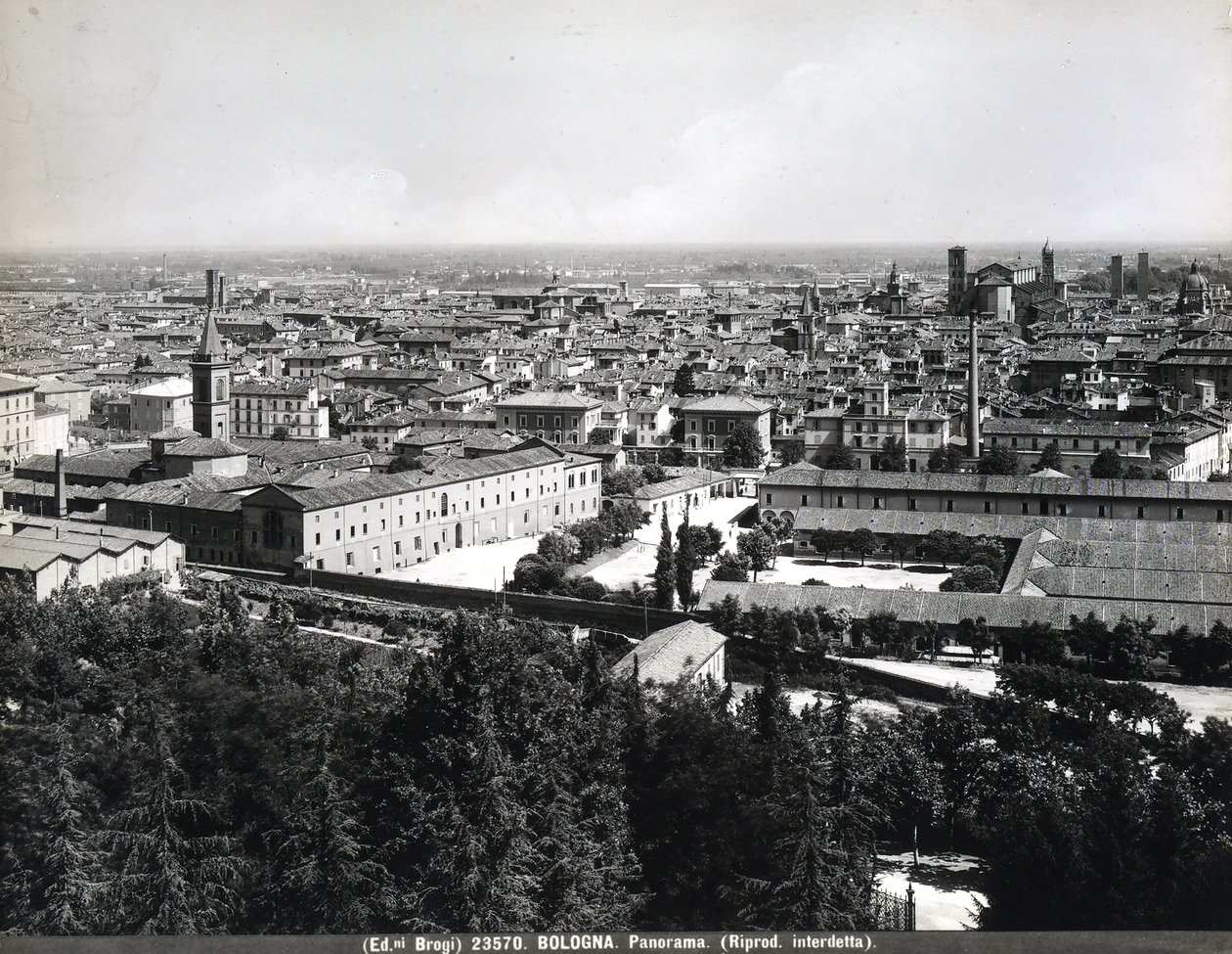 Panoramautsikt över Bologna med fabriker och ett torg. av Giacomo Brogi